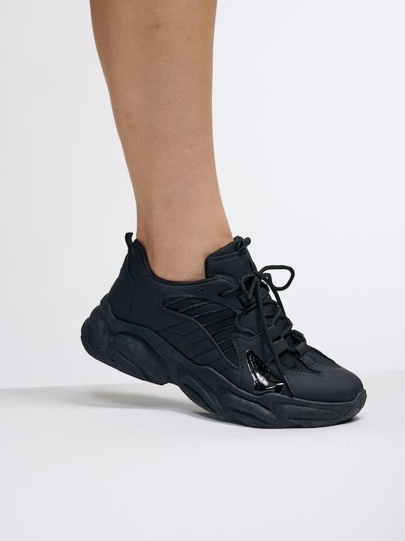 Exploring the Allure of All-Black Sneakers for Every⁣ Occasion