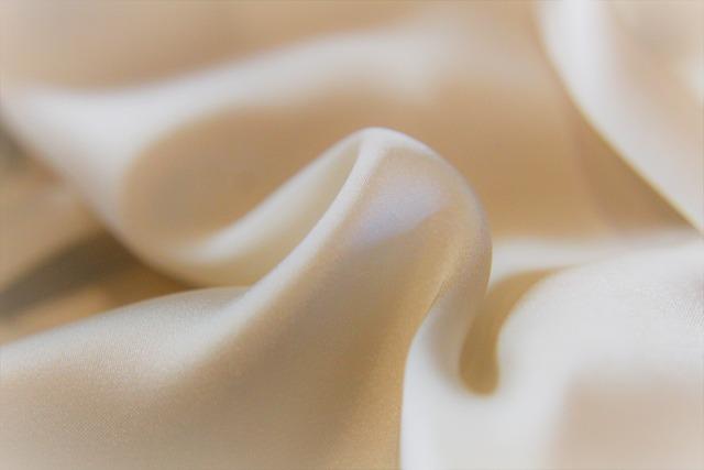 Exploring the Sensory Experience of Silk and⁢ Satin