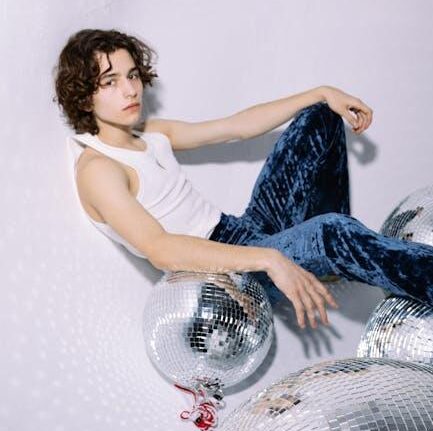 Harry Styles’ Pleasing Nail Polish Review Genderless Beauty or Just a Trend?